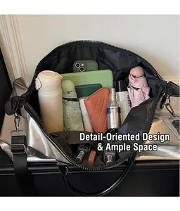Vue intérieure du sac de sport argenté brillant montrant un grand espace de rangement