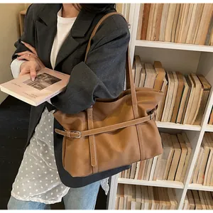 Detailstruktur der karamellbraunen Leder-Shopper-Tasche mit Vintage-Metallschnalle