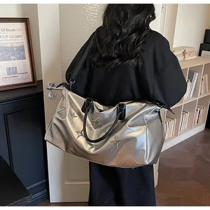 Sac cabas argenté avec étoiles 3D et large bandoulière noire réglable pour femme