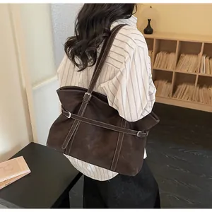Detailansicht dunkelbraune Shopper-Tasche mit Kontrastnaht und silberner Schnalle