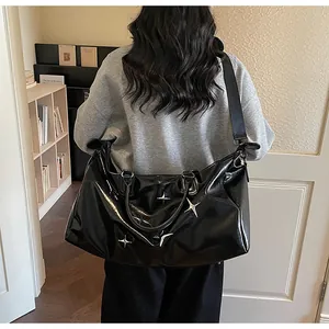 Détails du sac fourre-tout noir brillant avec rivets étoiles et bandoulière en tissu