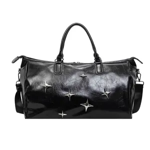 Grand sac à bandoulière noir avec clous en étoile argentés et cuir brillant plissé
