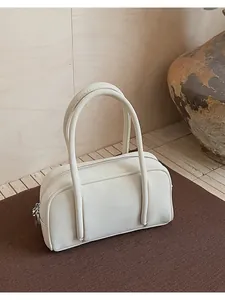 Dettaglio borsa Boston bianco crema in pelle martellata con doppi manici sottili