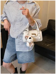 Detailansicht der weißen Bowlingtasche mit Litschi-Muster und süßem Plüsch-Hundeanhänger