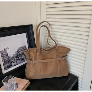Detail der kamelfarbenen Tote Bag mit feiner Lederstruktur und eleganter silberner Schnalle
