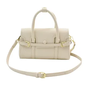 Sac à main élégant en cuir crème avec boucle en métal et bandoulière amovible
