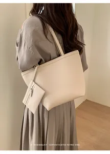 Λεπτομέρεια της off-white δερμάτινης τσάντας tote με ταιριαστό πορτοφόλι με φερμουάρ
