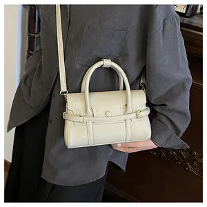 Détail du sac à main en cuir PU crème avec fermeture à rabat et sangle à boucle métallique