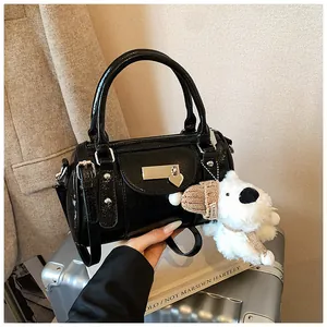 Detail einer glänzenden schwarzen Lackleder-Bowlingtasche mit silbernen Beschlägen