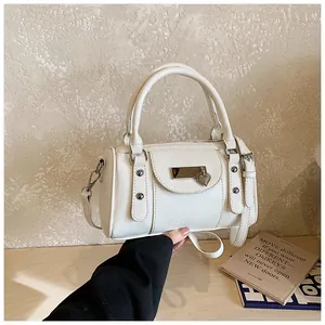 Detailansicht der weißen Boston-Tasche aus Leder mit Nieten und einem Herz-Metallanhänger