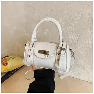 Detailansicht der cremefarbenen Boston Bag mit Herzschloss und Silberbeschlägen