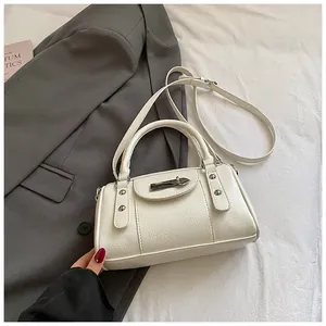 Nahaufnahme der weißen Motorrad-Kissen-Tasche mit Silber-Schnalle und Lederstruktur
