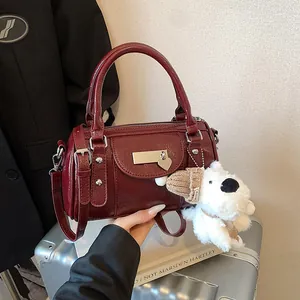 Vintage Glänzende PU Leder Boston Tasche Für Damen Mode Herzanhänger Umhängetasche Mit Süßem Plüsch Hund Charm Handtasche