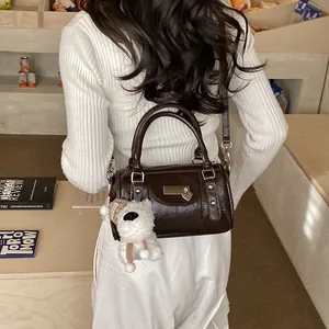 Dunkelbraune Bowling-Tasche aus Leder mit Plüschhund-Anhänger und Schultergurt