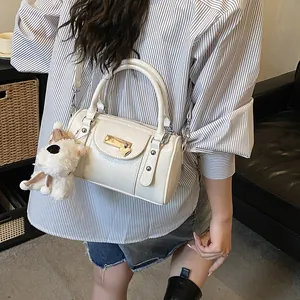 Cremeweiße Boston Tasche aus plissiertem Leder mit Herzschloss und Plüsch-Anhänger