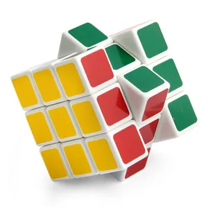 Pädagogischer 3x3 Zauberwürfel aus weißem Kunststoff mit glänzenden bunten Aufklebern