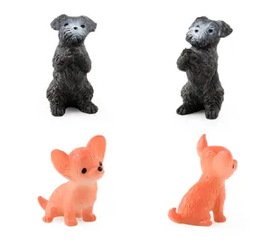 Dettaglio multi-angolo di figurine in miniatura di cani Schnauzer e Chihuahua