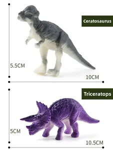 Detailansicht der Pachycephalosaurus und Triceratops Spielzeuge mit Maßangaben