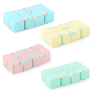 Set di giocattoli antistress Infinity Cube in colori macaron blu giallo rosa e verde menta