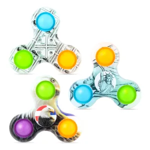 Drie camo fidget spinners met Pop-it bubbels, USA-motieven en bankbiljetpatronen