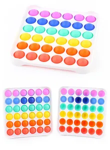 Detail eines 36-Loch Regenbogen Pop It Spielzeugs mit Vorder- und Rückansicht auf Rahmen