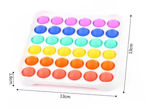 Detailansicht des 13 cm großen Regenbogen Pop It Spielzeugs mit 36 Silikonblasen