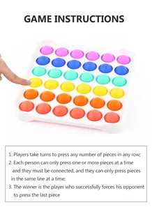 Nahaufnahme eines Fingers, der ein regenbogenfarbenes Pop-it-Spielzeug zum Stressabbau drückt