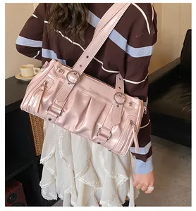 Detail der rosa gefalteten PU-Ledertasche mit Silberschnalle und verstellbarem Riemen