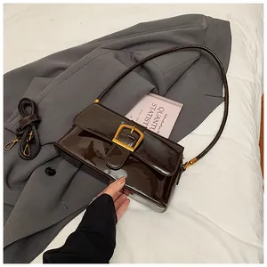 Detailansicht der dunkelbraunen Lackleder-Schultertasche mit Glanzeffekt und Goldschnalle