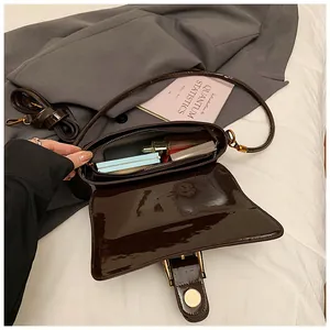 Details der dunkelbraunen Lackledertasche mit Innenkapazität und Magnetverschluss