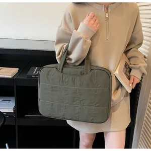 Détail de la sacoche d'ordinateur matelassée vert olive avec poignées pour le travail