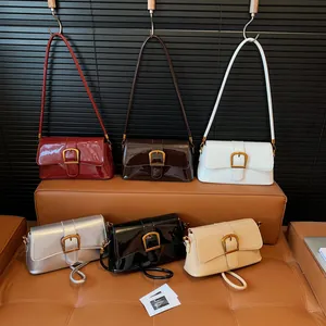 Klassische Retro-Unterachseltaschen aus Lackleder in sechs Farben mit Goldschnallen