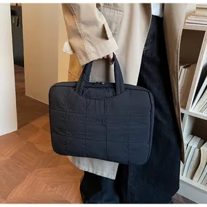 Détail d'une sacoche matelassée noire pour ordinateur avec poignées et fermeture éclair