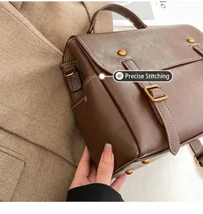 Λεπτομέρεια από σχολαστικές ραφές αντίθεσης και vintage χρυσή αγκράφα σε καφέ τσάντα