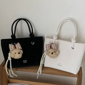 Sacs à bandoulière minimalistes noir et beige avec breloque peluche et sangle à nœuds