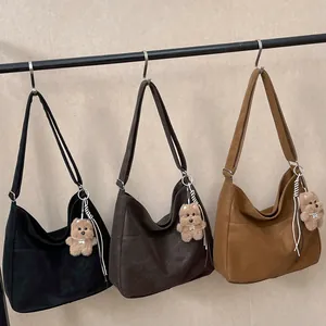 Trois grands sacs hobo minimalistes en noir, café foncé et marron avec pendentifs ours