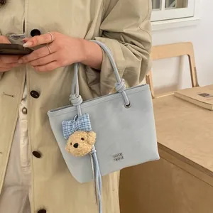 Sac fourre-tout bleu clair minimaliste avec poignée à nœud et breloque ours pour femme