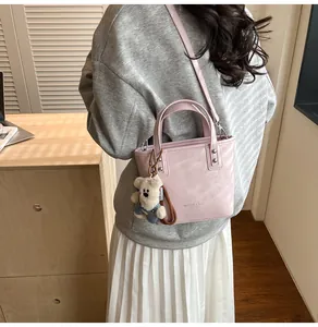 Sac seau rose en PU avec breloque d'ours en peluche, vue de dos avec bandoulière