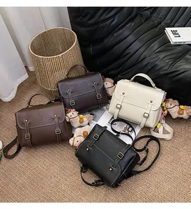 Επίπεδη λήψη vintage σακιδίων πλάτης Cambridge σε τέσσερα χρώματα με γούρια αλόγων