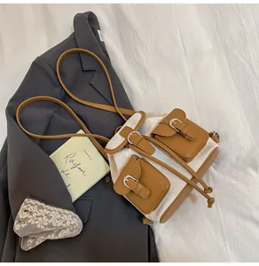 Detalle de mochila de lona y cuero con cierre de cordón y dos bolsillos con solapa