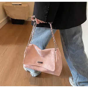 Détail du sac cabas rose en similicuir avec chaîne argentée et fermoir métallique rectangulaire
