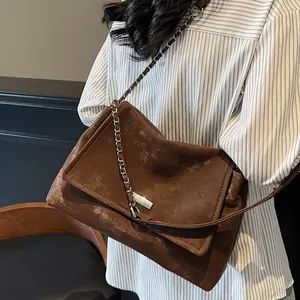 Sac fourre-tout rétro en cuir marron foncé avec chaîne porté en bandoulière