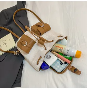 Vista interior del bolso tipo saco de lona con capacidad para cosméticos y cremas