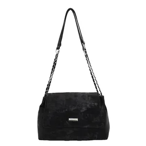 Sac cabas minimaliste en daim noir avec chaîne et logo métallique pour femme au quotidien