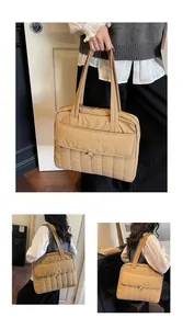 Detail der khakifarbenen gesteppten Laptoptasche mit vertikalen Streifen und Fronttasche