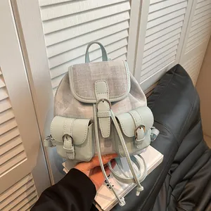Mini mochila de moda en tela patchwork azul con múltiples bolsillos y hebillas de plata