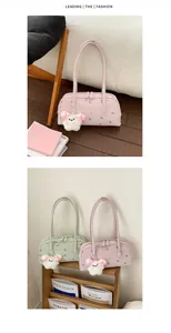 Detail van de bloemen lederen boston handtas met pluche beer bedel in pastel roze en groen