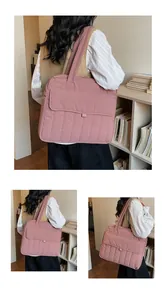 Detailansicht der rosa gesteppten Umhängetasche mit Vordertasche und weicher Textur