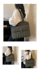 Detail einer olivgrünen Stepp-Tasche mit großer Fronttasche und breitem Schultergurt