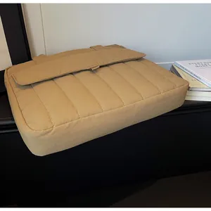 Detalle del bolso acolchado kaki para portátil con costuras verticales y solapa